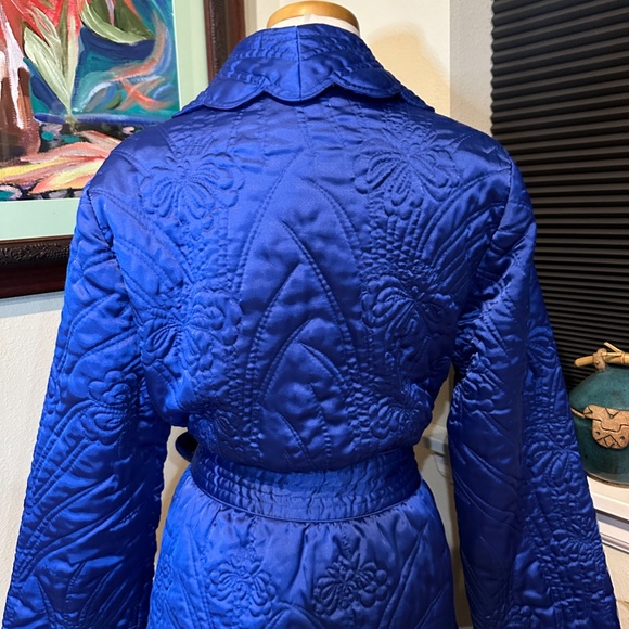 1970s Glamorous Royal Blue Iris Quilted Robe/ Housecoat or Evening Coat - Med - Picture 5 of 11